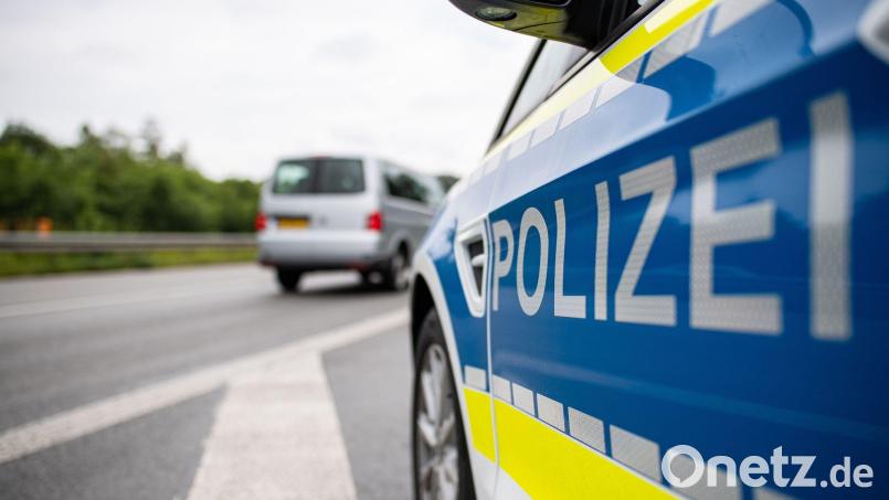 Ein Streifenwagen der Polizei steht auf einer Straße. Bild: Guido Kirchner/dpa/Symbolbild