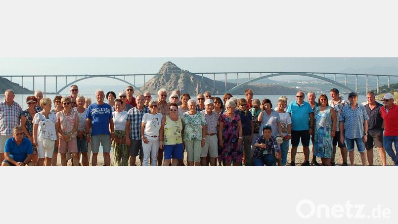 Gruppenbild vor der imposanten Brücke, die das Festland mit der Insel Krk verbindet. Bild: E. Himmelhuber/exb