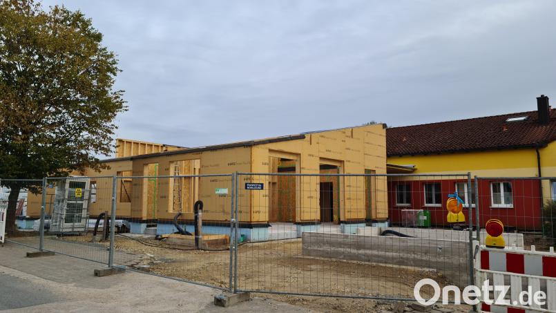Die Arbeiten an der Kindertagesstätte laufen dank der lokalen Firmen rund. Bild: sne