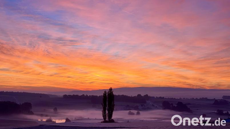 Leserin Bernadette Rösch hat am Mittwoch, 18. Oktober, ganz zufällig ein paar wunderschöne Bilder vom Sonnenaufgang in Gebenbach gemacht. Bild: Bernadette Rösch/exb
