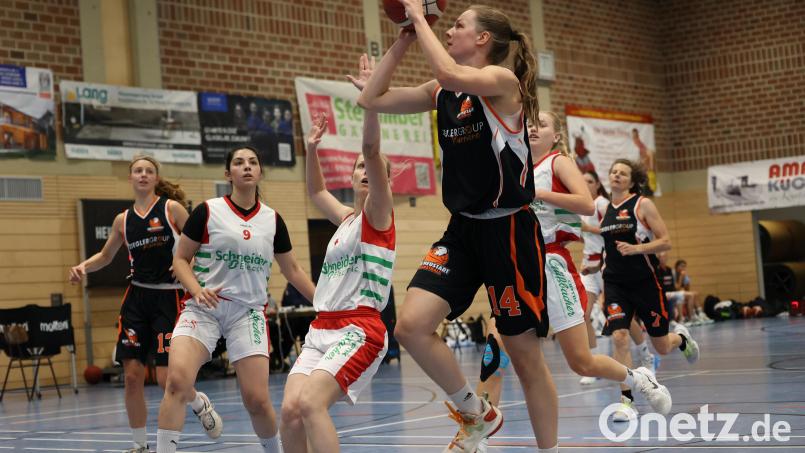 Die DJK-Frauen um Kapitänin Sara Hennig (am Ball) warten weiter auf ihren ersten Sieg in der Regionalliga. Der Aufsteiger unterlag am Wochenende den Würzburg Wildcats mit 49:71. Archivbild: Dieter Jäschke