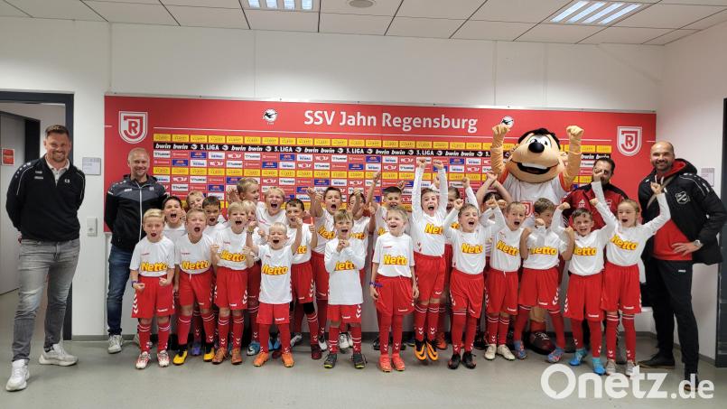 Groß ist der Jubel und die Vorfreude der DJK-Kinder. Martin Fechner (rechts) hatte sich für sie als Einlaufkinder beim SSV Jahn Regensburg erfolgreich beworben. Bild: Jahn Regensburg/exb