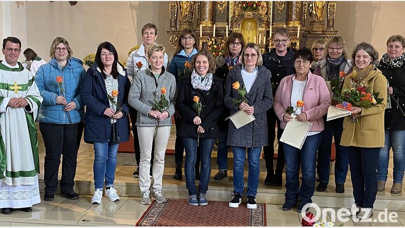 Der Frauenchor Laetitia feiert in der St. Dionysiuskirche Neunkirchen sein silbernes Chorjubiläum. Auch Pfarrer Thomas Kohlhepp (links) gratuliert. Bild: R. Kreuzer