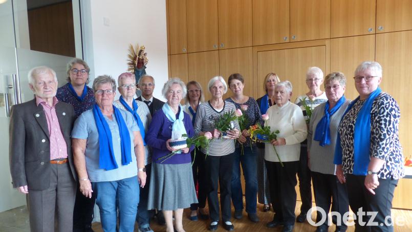 Die Geehrten Frauen des Frauenbundes Kohlberg mit den Ehrengästen. Bild: hme