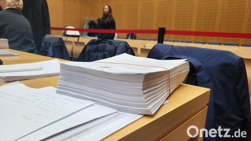 1100 Seiten Anklageschrift. Weil die elektronische Zustellung nicht nach den rechtlichen Vorgaben erfolgte, wurde die Schrift am Mittwoch auf Papier an die Beteiligten ausgeteilt. Bild: Würth, Wolfgang