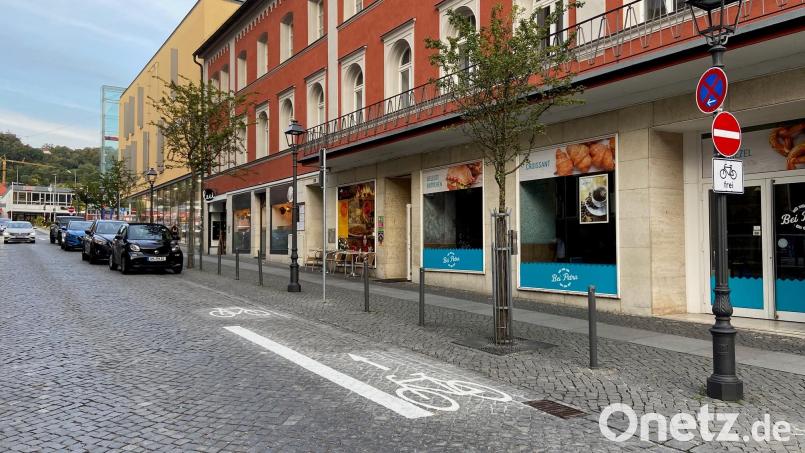 Am frühen Nachmittag können auf dem neuen Radstreifen in der Bahnhofstraße sogar noch Radler fahren. Es sind nur wenige der neuen &quot;Parkplätze&quot; besetzt. Bild: Andreas Ascherl