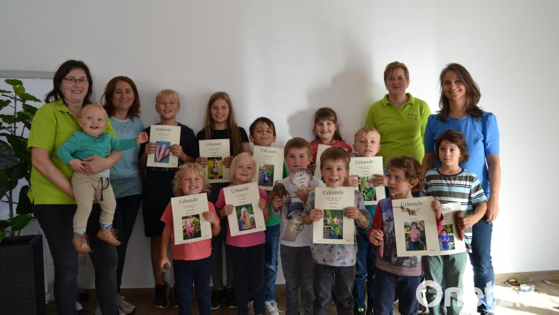 Mit der Preisverteilung endet der Kinderwettbewerb „Schwerste lila Karotte“ des Höglinger Gartenbauvereins. Bild: Maria Gleißner/exb