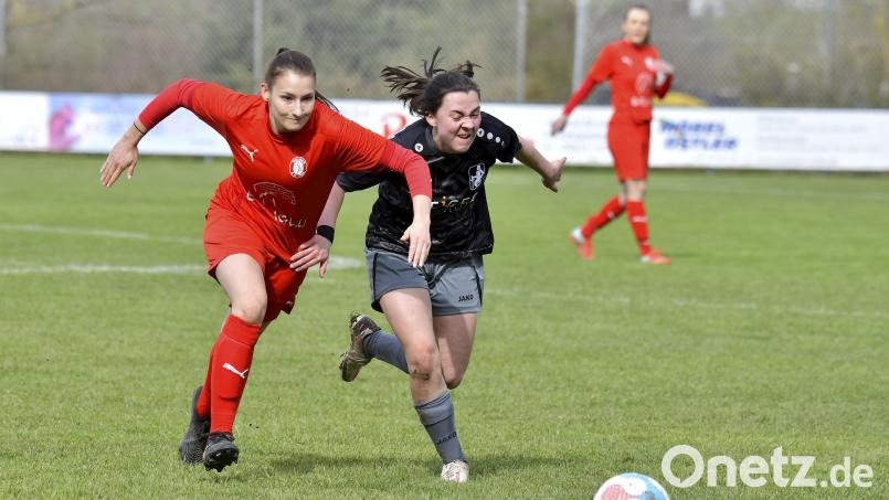 Der Einsatz der Theuernerin Marie Karpf (links)in Ruderting ist fraglich. Bild: Hubert Ziegler