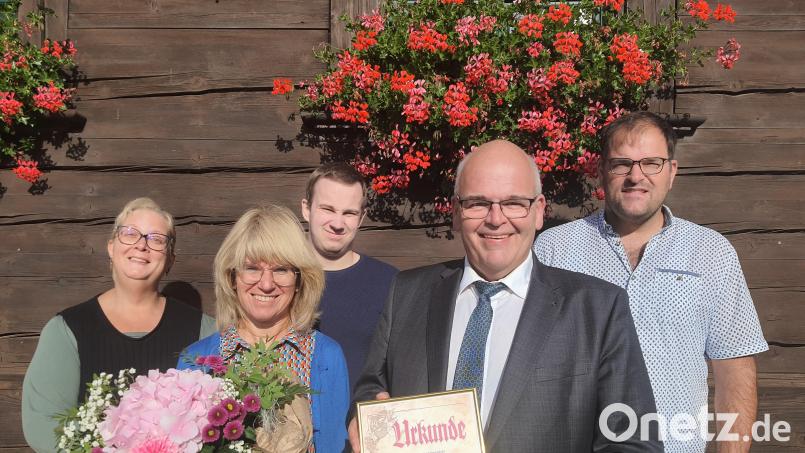 Ingrid Schleicher (Zweite von links) feierte jetzt 40. Dienstjubiläum bei der Gemeinde Bad Neualbenreuth. Bürgermeister Klaus Meyer (Zweiter von rechts) gratulierte mit einer Urkunde und einem Blumengebinde; die Mitarbeitenden im Rathaus schlossen sich den guten Wünschen an. Bild: Gemeinde Bad Neualbenreuth/exb