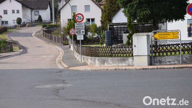 Die Theuernerstraße in Ebermannsdorf soll komplett erneuert werden. Dazu zählen auch der Abwasserkanal und die Wasserversorgung. Bild: bö
