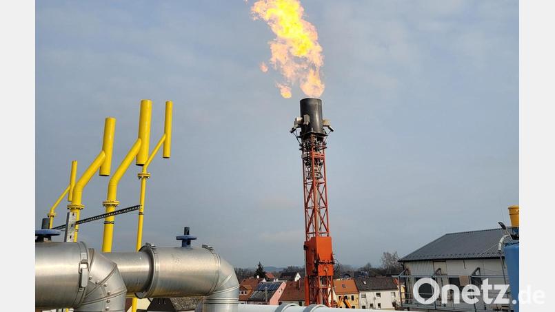 15 Meter hohe Flammen werden in den nächsten Tagen auf dem Schott-Gelände wieder in den Himmel lodern. Das Bild zeigt die Fackel, die im Frühjahr dieses Jahres dort brannte. Archivbild: Firma Schott