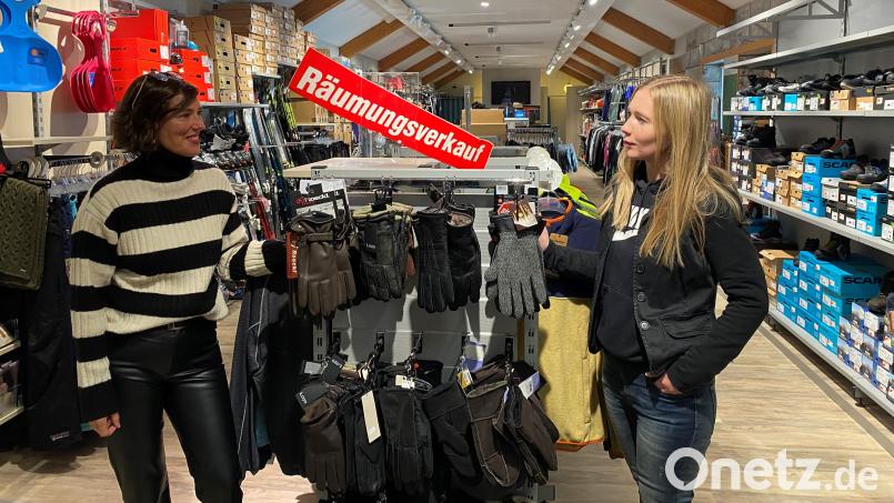 Das Sportgeschäft der Firma Lang in Vohenstrauß wird geräumt. Juliane Lang (rechts) und Mitarbeiterin Claudia Weig (links) haben für die letzten Wochen in dem Geschäft alles vorbereitet. Bild: ck