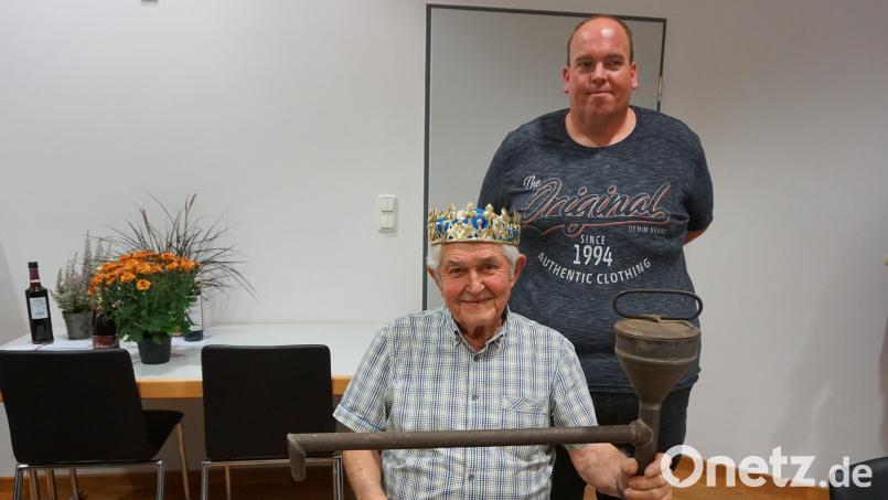 Inthronisation des alten und neuen Vereinskini Michael Scharl durch den Feuerwehrvorsitzenden Gerald Wiesen in Ensdorf. Bild: tra