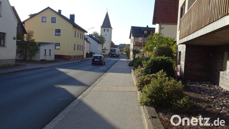 Die Ortsmitte von Dürnsricht: Sie könnte beschaulich sein und weiterentwickelt werden, wenn da nicht der Verkehr wäre, der Tag und Nacht auf einer Staatsstraße durch das Dorf rollt. Bild: Houschka
