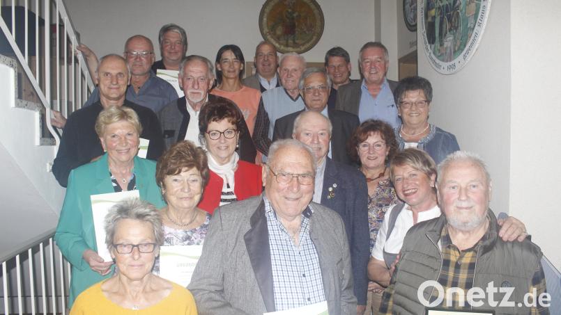 Johann Schimmer (vorne, rechts) ist das neue Ehrenmitglied der Siedlergemeinschaft &quot;Am Krumpes&quot;. Bei den Jubilaren war Helmut Reil (vorne, Mitte) mit 60 Jahren Mitgliedschaft diesmal der Rekordhalter. Bild: luk/exb