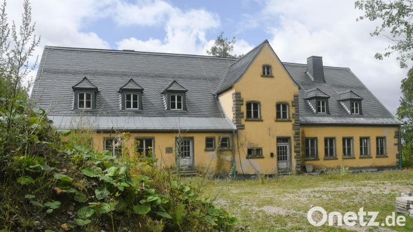 Das ehemalige DESt-Gebäude in Flossenbürg stand seit Jahrzehnten leer und verfiel zusehends. Seit diesem Jahr gehört das Gebäude zur Stiftung Bayerischer Gedenkstätten und ist Ausgangspunkt für die Neukonzeption des Steinbruchs. Bild: Gabi Schönberger