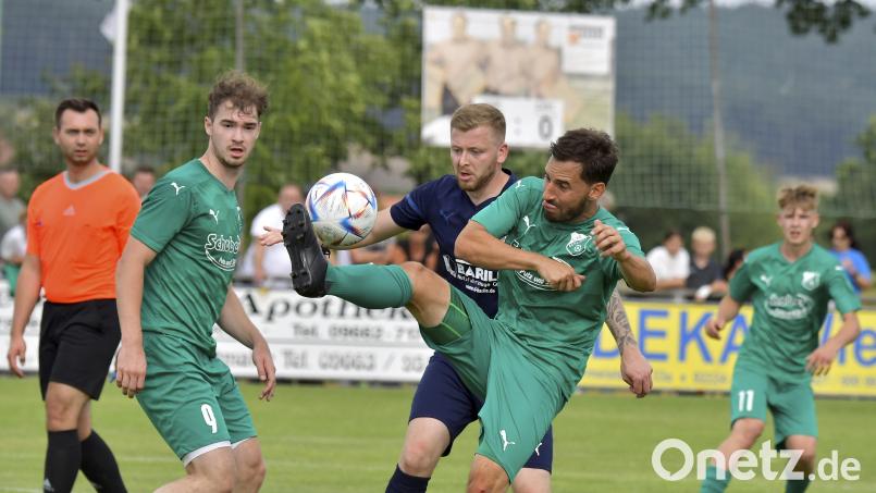 Michael Muck (rechts) vom 1. FC Schlicht kann sich in dieser Szene mit vollem Einsatz gegen Dominik Rudlof (Mitte) vom FV Vilseck zur Wehr setzen. Im Hinspiel besiegte der 1. FC Schlicht seinen Nachnarn mit 3.1. Am Freitag steht das Rückspiel an. Archivbild: Hubert Ziegler