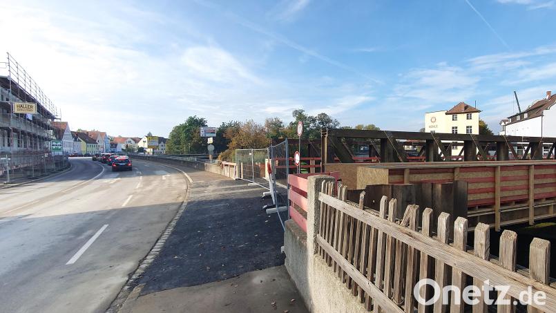 Die Fronberger Straße in Schwandorf ist wieder frei befahrbar. Die Behelfsbrücke zur Wöhrvorstadt (rechts) ist eingehoben. Vorerst kann der Verkehr normal über die Beer-Kreuzung (im Hintergrund) fließen. Bild: Hösamer