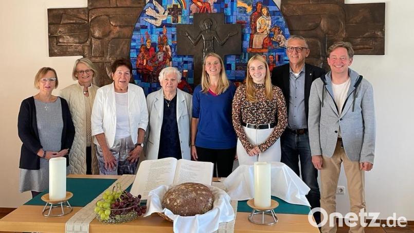 Sie freuten sich über die Gaben (von links): Doris Benedix (neue Mesnerin), Susanne Herding (Kirchenvorsteherin), Waltraud Mayerl, Babette Rast (alte Mesnerinnen), Theresa Amberg (Pfarrerin),
Celina Fink (alte Mesnerin), Walter Müller (Kirchenvorsteher) und Stefan Weidenhammer (Kirchenvorsteher). Bild: Amberg/exb