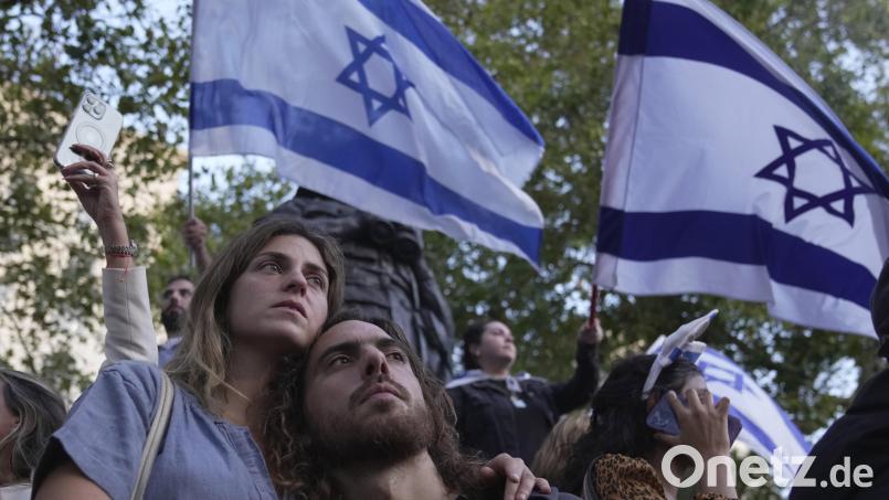Menschen nehmen an einer Mahnwache der Jüdischen Gemeinde nach den Angriffen gegen Israel teil. Die Kämpfe zwischen israelischen Soldaten und islamistischen Hamas-Kämpfern gehen im Grenzgebiet zum Gazastreifen weiter. Bild: Kin Cheung