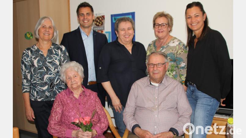 Bei guter Gesundheit feiert die Teunzerin Franziska Zimmet (im Bild vorne links) im Oberviechtacher Alten- und Pflegeheim ihren 90. Geburtstag. Neben der Familie gratulieren auch Bürgermeister Rudolf Teplitzky, Altenheim- Geschäftsführerin Michaela Mösbauer und Heimleiterin Sonja Horn, wie auch der Weggefährte der Jubilarin, Martin Bauer. Bild: frd