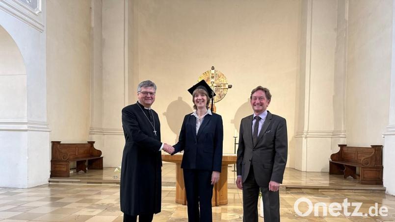 Dekan Schötz gratulierte Dr. Kerstin Schatz zur Doktorwürde, rechts Stefan Weidenhammer als Vertreter der musikalischen Gruppen im Bezirk Sulzbach-Rosenberg. Bild: Susanne Herding/exb