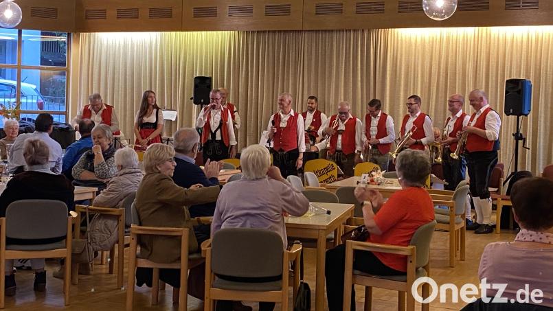 Die Stadtkapelle Tirschenreuth unter der Leitung von Tobias Bartsch. Bild: Gemeinde Bad Alexandersbad/exb