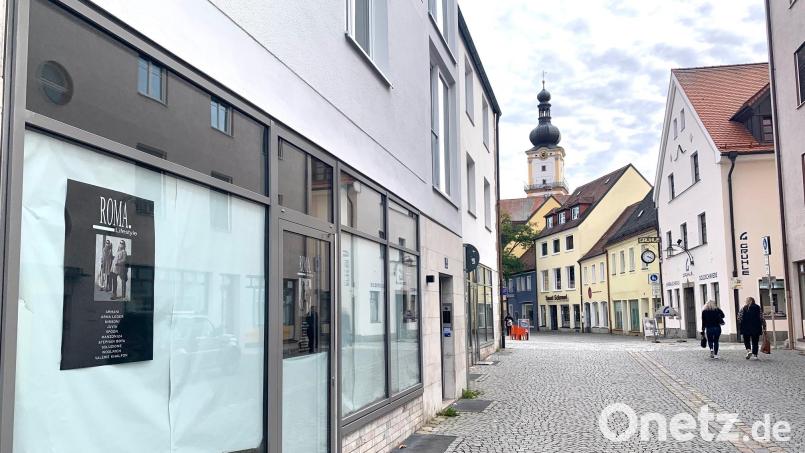 Plakate in den Fenstern weisen schon daraufhin, bis zum Umzug dauert es aber noch etwas: Die Boutique Roma, die viele Jahre in der Dr.-Pfleger-Straße zu finden war, wird bald in die Schulgasse umziehen. Bild: Gabi Schönberger