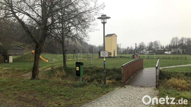 Die Grünfläche am Zusammenfluss des Netzbaches mit der Waldnaab wird von der Bevölkerung in Falkenberg Droht genannt. Dort soll ein zentraler Treffpunkt der Generationen verwirklicht werden. Bild: wro