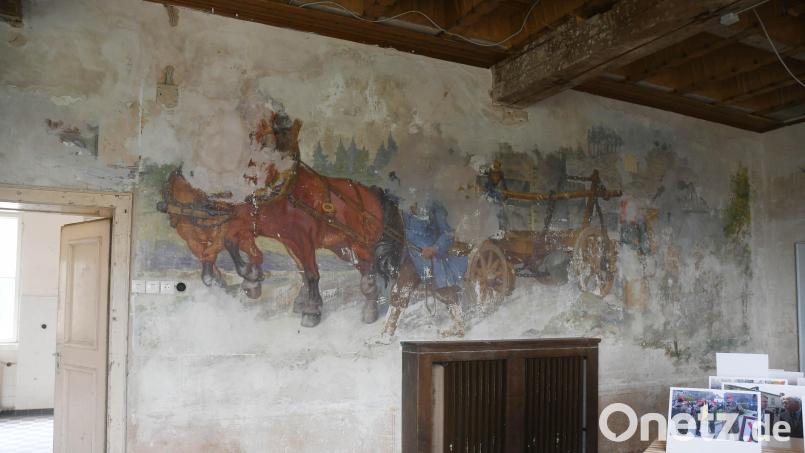 Ein Wandbild von Leo Götz im ehemaligen Gefolgschaftsraum des DESt-Gebäude aus den 1940er Jahren. Es erzählt die Geschichte von Besiedlung und Steinmetz-Kultur in der Region. Auch reale Personen wurden darauf verewigt. Manche wollten nach 1945 nicht mehr darauf erkannt werden und schlugen ihre gemalten Gesichter aus dem Putz heraus. Bild: Gabi Schönberger