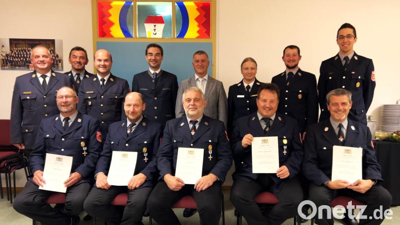 Für ihren langjährigen aktiven Dienst bei der Feuerwehr erhalten Martin Hastler, Stefan Hierold, Thomas Koller, Andreas Gallersdörfer und Andreas Albrecht (sitzend, von links) Auszeichnungen. Bild: kki