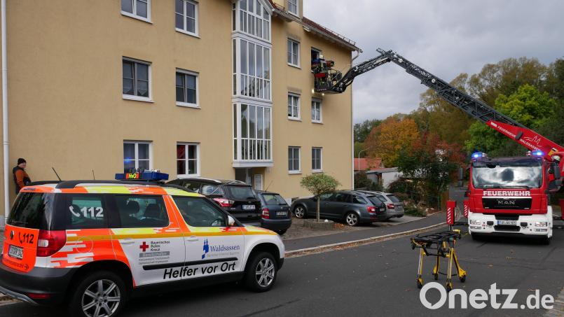 Bei der Rettung über die Drehleiter der Feuerwehr kam es auf die gute Zusammenarbeit und Absprache der Hilfsorganisationen und eine besonders sorgfältige Vorgehensweise an. Bild: hmr