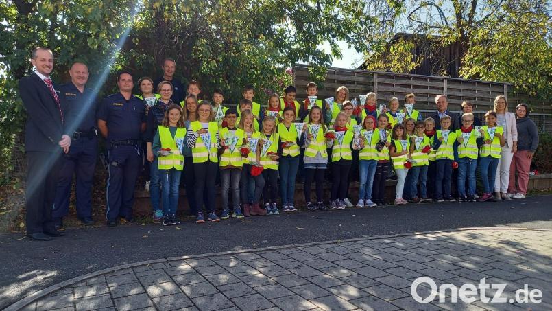 Diese Kinder haben die Fahrradprüfung an der Grundschule Poppenricht bestanden. Bild: Carolin Brand