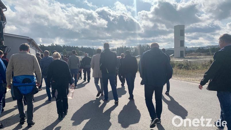 Lippert-Mitarbeiter nach der Betriebsversammlung. Auch für sie schimmern Sonnenstrahlen durch die dunklen Wolken. Bild: Würth, Wolfgang