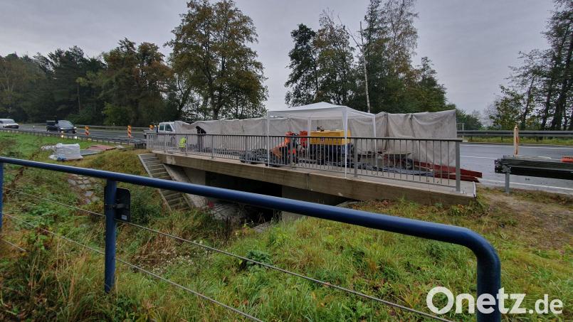 Seit Wochenanfang laufen an der Brücke zwischen Kemnath und Schönreuth Bauarbeiten. Bild: kaz