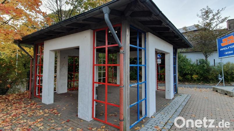 Das Buswartehäuschen in Erbendorf in der Altenstädter Straße wurde in der Vergangenheit mehrfach beschädigt. Nun soll es durch ein Schüler-Projekt wieder auf Vordermann gebracht werden. Bild: kaz