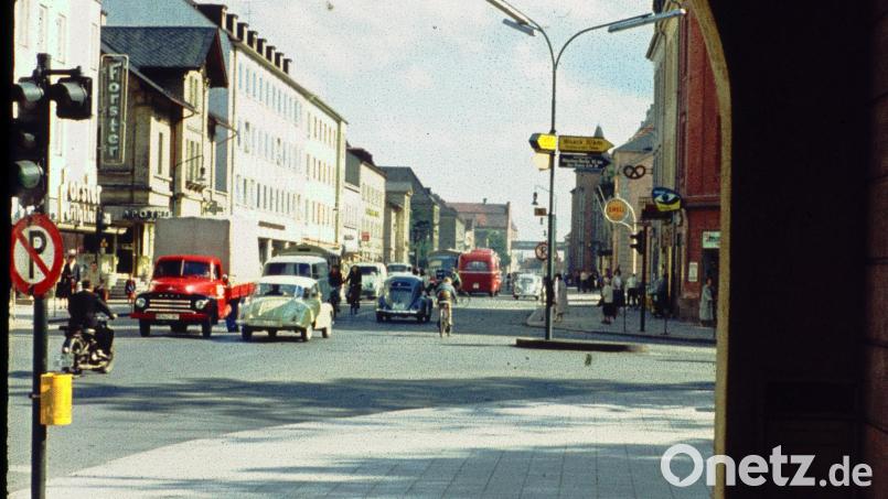 Die Bahnhofstraße war früher eine gut frequentierte Einkaufsstraße mit vielen Ladengeschäften. Bild: Privatarchiv Hladik/Schober