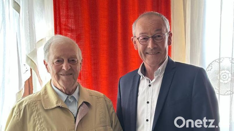 Michael Mayer freute sich über den Besuch von Bürgermeister Erwin Geitner (rechts) zu seinem 85. Geburtstag. Bild: mrr