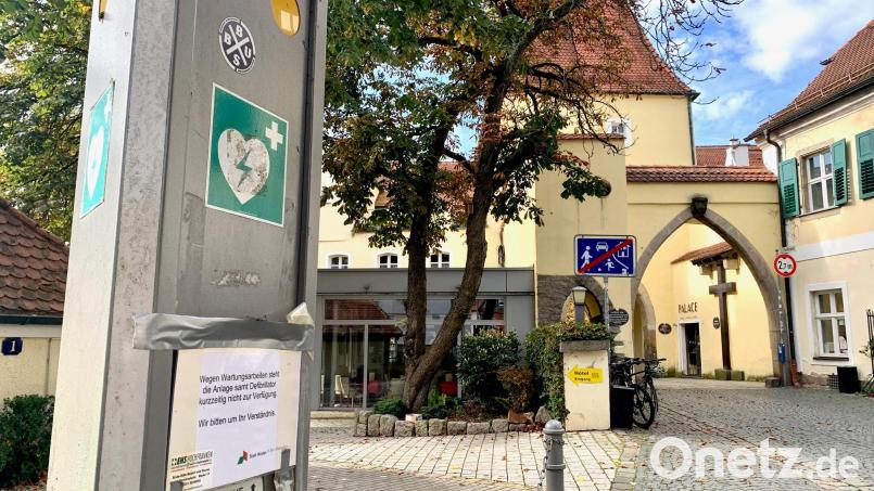 Der Defi am Schlörplatz ist wie die meisten in der Innenstadt derzeit außer Betrieb. Bis Ende des Monats soll er aber repariert und einsatzbereit sein. Bild: Gabi Schönberger