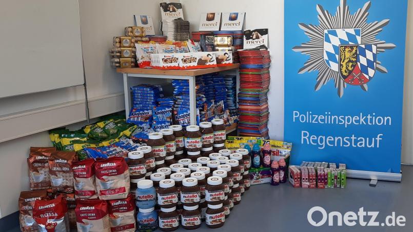Die Polizei stellte bei einer Hausdurchsuchung im Landkreis Schwandorf kiloweise Diebesgut sicher. Bild: PI Regenstauf, PHK Beck