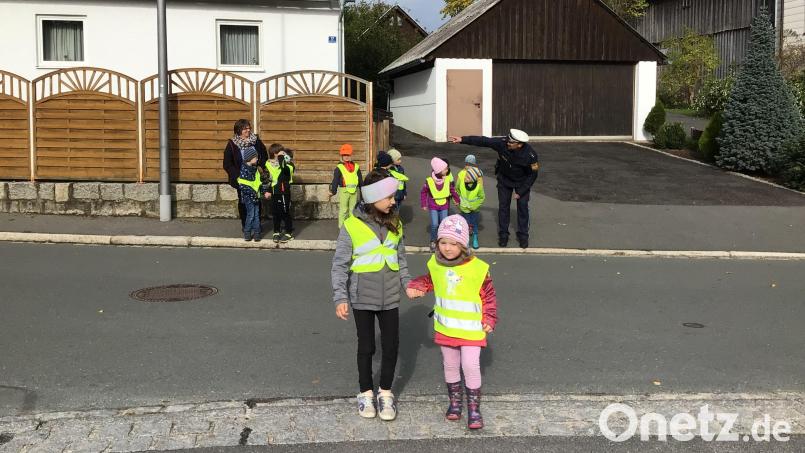 Kinder bei der Verkehrserziehung. Bild: Kinderhaus Steinwaldzwerge/exb