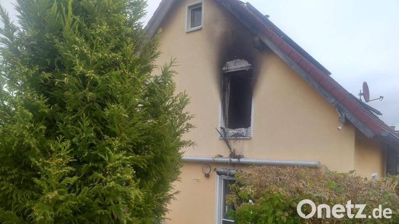 So sah es am Tag danach in dem Raigeringer Wohngebiet aus, in dem am Samstag, 7. Oktober, ein Feuer ausgebrochen war. Das Obergeschoss brannte komplett aus. Bild: tk