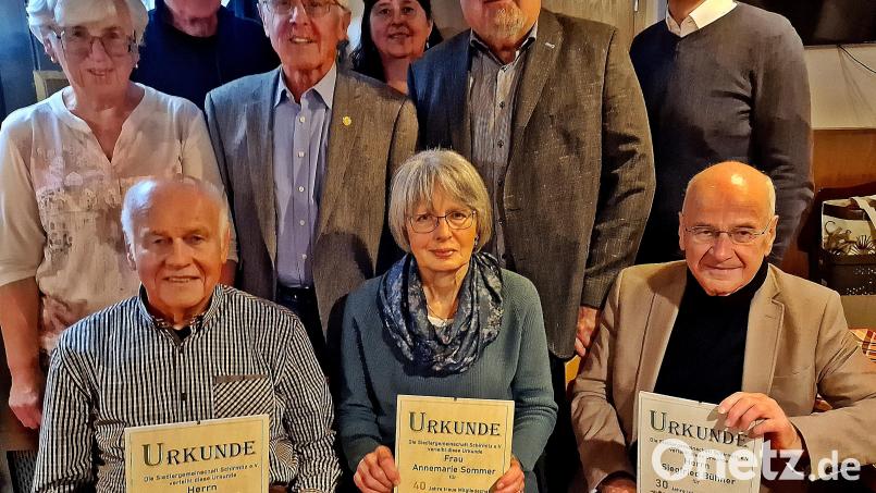 Für langjährige Mitgliedschaft bei den Schirmitzer Siedlern erhielten von links Franz Kreuzer, Annemarie Sommer und Siegfried Bühner die Urkunden. Hinten steht der neue Vorstand mit von rechts Thomas Ruhland (zweiter Vorsitzender) und Zweiter von rechts Walther Piehler (Vorsitzender) samt Ausschuss. Bild: R. Kreuzer