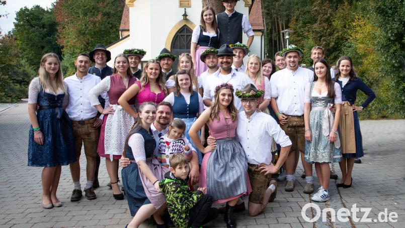 Die Seugaster Kirwapaare mit ihrem neuen Oberkirwapaar, Johanna Schönberger und Philip Prösl (vorne rechts). Bild: Christian Schwirzer