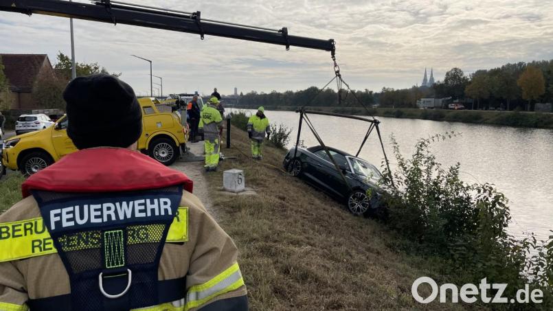 Die Einsatzkräfte bergen den Audi mit einem Kran aus dem Donau-Schleusenkanal in Regensburg. Bild: Berufsfeuerwehr Regensburg