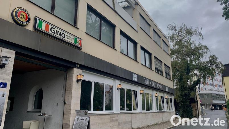 Noch hängt das Schild der ehemaligen Pizzeria &quot;Gino&quot; über dem Eingang. Bald wird hier das Logo des neuen Restaurants stehen. Bild: Gabi Schönberger