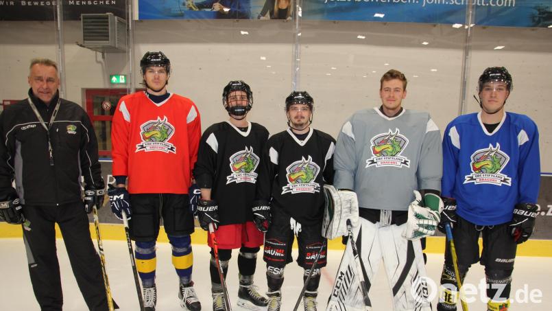 Trainer Vaclav Drobny (links) mit den Neuzugängen des EHC Stiftland (von links): Matej Harkabus, Kevin Tausend, Daniel Smazal, Filip Grancarov und Marcus Koller. Bild: kro
