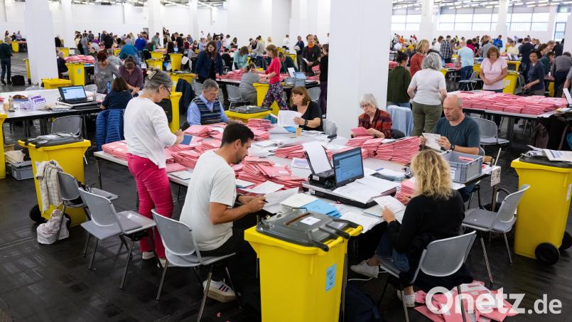 Wahlhelfer bereiten in München die Auszählung der Briefwahl-Unterlagen vor. Bild: Sven Hoppe/dpa