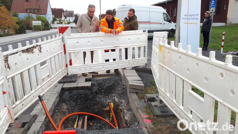 In der Eichendorffstraße und in der Schulstraße (Bild) haben die Arbeiten für den Glasfaserausbau in Waldsassen begonnen. Zu Beginn der Woche gab es den symbolischen Start. Bild: pz
