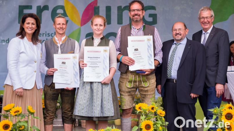 Drei der neuen Meister aus dem Landkreis Neustadt mit (von links) Staatsministerin Michaela Kaniber: Tobias Bauer, Mirjam Schuderer und Alexander Mückl. Mit dabei: Gerhard Zäh, Präsident des Verbandes Garten-, Landschafts- und Sportplatzbau Bayern und Hermann Berchtenbreiter, Präsident des Bayerischen Gärtnerei-Verbandes. Bild: Hauke Seyfarth/StMELF/exb